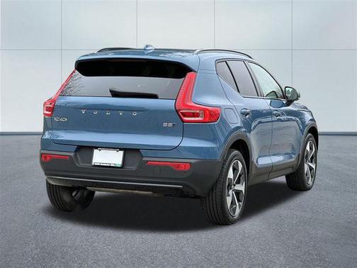 2023 Volvo XC40 B5 Plus Dark Theme