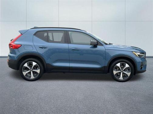 2023 Volvo XC40 B5 Plus Dark Theme