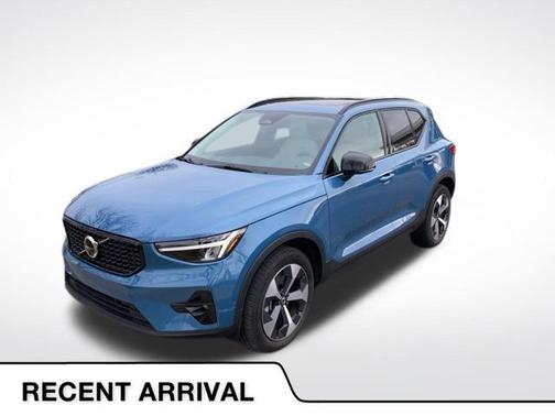 Fjord Blue Metallic 2023 Volvo XC40 B5 Plus Dark Theme