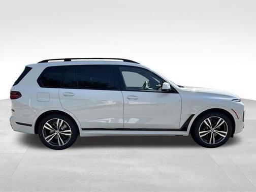 Alpine White 2027 BMW X7 xDrive40i