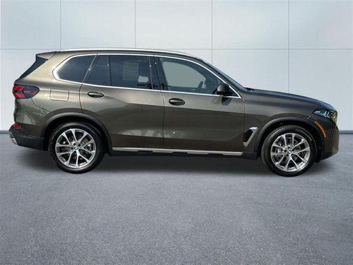 Manhattan Green Metallic 2026 BMW X5 xDrive40i