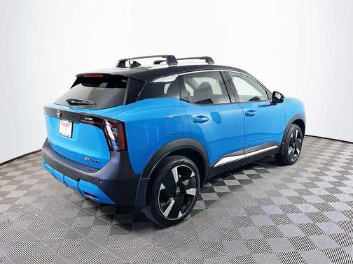 Arctic Ice Blue Metallic/Super Black 2026 Nissan Kicks SR