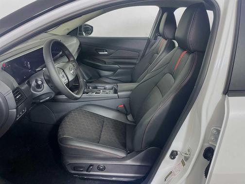 Aspen White Tricoat/Super Black 2026 Nissan Sentra SR
