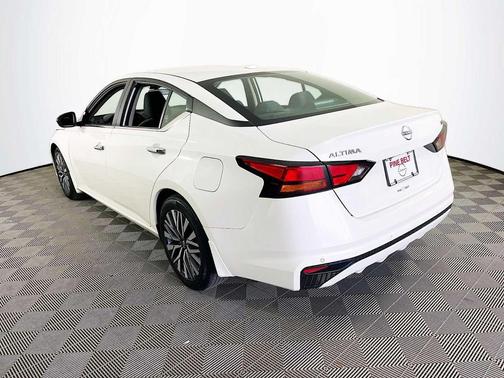 Pearl White Tricoat 2024 Nissan Altima 2.5 SV