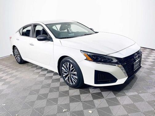 Pearl White Tricoat 2024 Nissan Altima 2.5 SV