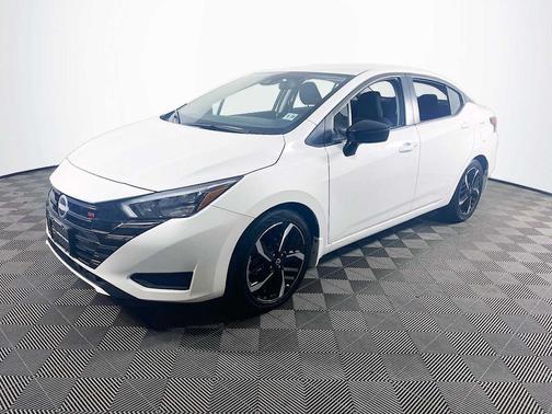 Aspen White Tricoat 2025 Nissan Versa 1.6 S