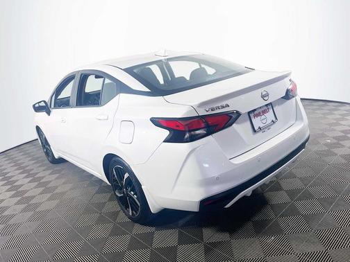 Aspen White Tricoat 2025 Nissan Versa 1.6 S