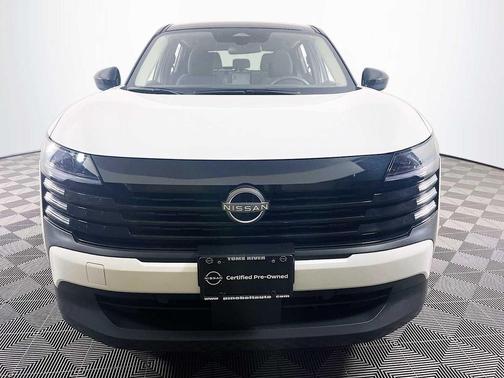 Aspen White Tricoat/Super Black 2025 Nissan Kicks SV