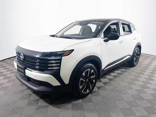 Aspen White Tricoat/Super Black 2025 Nissan Kicks SV