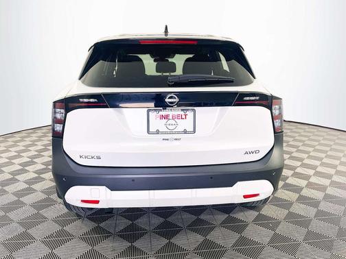 Aspen White Tricoat/Super Black 2025 Nissan Kicks SV