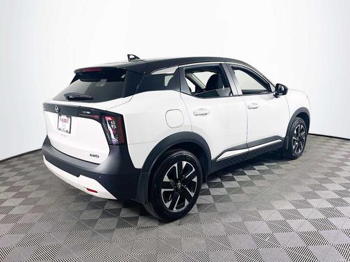 Aspen White Tricoat/Super Black 2025 Nissan Kicks SV