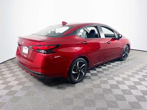 Scarlet Ember Tintcoat 2025 Nissan Versa 1.6 S