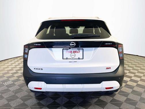 Aspen White Tricoat 2025 Nissan Kicks SR