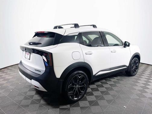 Aspen White Tricoat 2026 Nissan Kicks SR