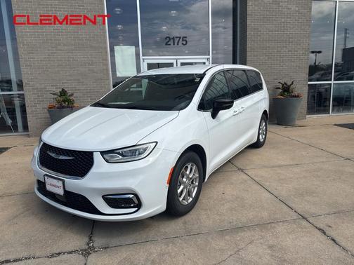 Bright White Clearcoat 2026 Chrysler Pacifica Select