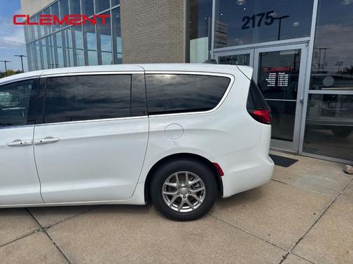 Bright White Clearcoat 2026 Chrysler Pacifica Select