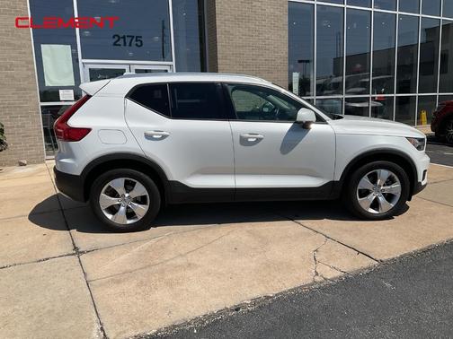 2021 Volvo XC40 T5 Momentum