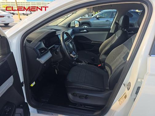 Pure White 2024 Volkswagen Taos 1.5T SE