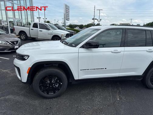 Bright White Clearcoat 2026 Jeep Grand Cherokee Laredo