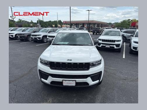 Bright White Clearcoat 2026 Jeep Grand Cherokee Laredo