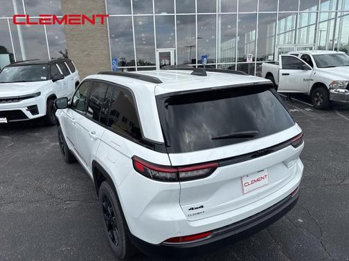 Bright White Clearcoat 2026 Jeep Grand Cherokee Laredo