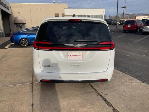 2024 Chrysler Pacifica Touring-L