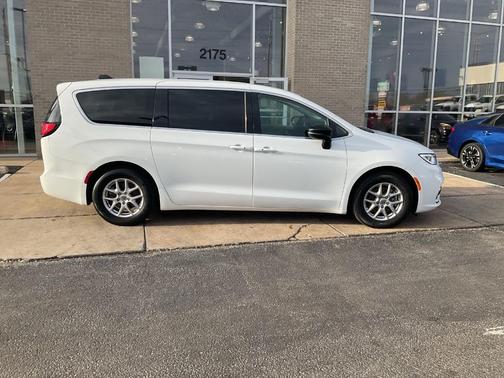 2024 Chrysler Pacifica Touring-L
