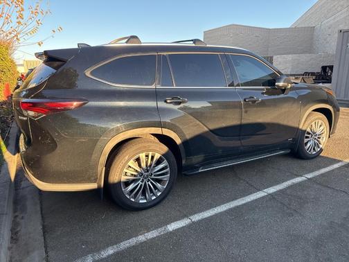 2024 Toyota Highlander Hybrid Platinum