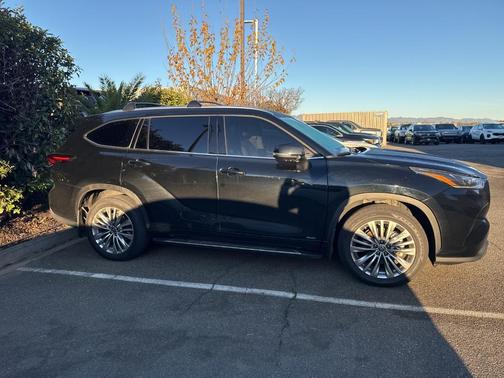 2024 Toyota Highlander Hybrid Platinum