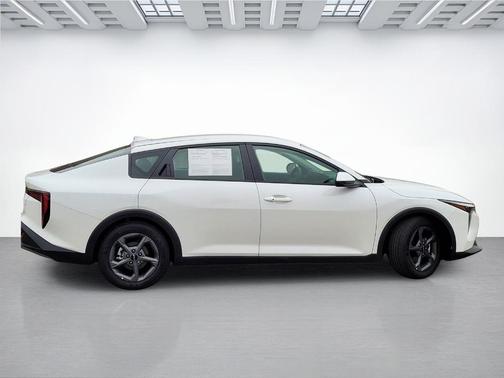 Snow White Pearl 2025 Kia K4