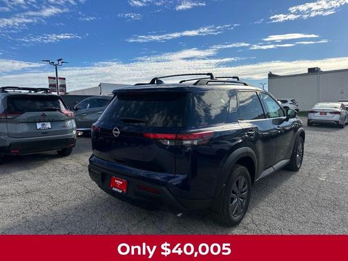 2025 Nissan Pathfinder SV