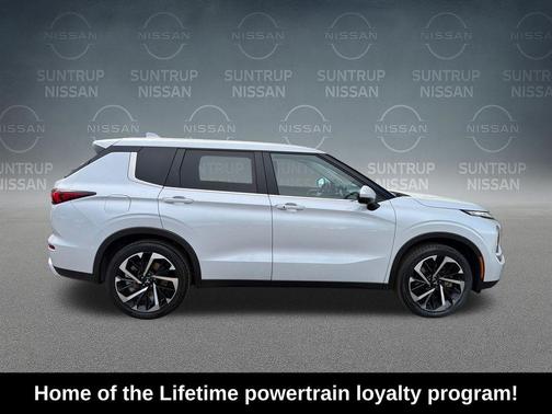 White Diamond 2024 Mitsubishi Outlander SE