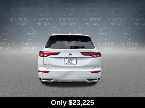 White Diamond 2024 Mitsubishi Outlander SE