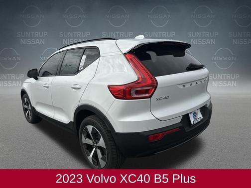 2023 Volvo XC40 B5 Plus Dark Theme
