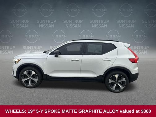 2023 Volvo XC40 B5 Plus Dark Theme