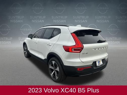 2023 Volvo XC40 B5 Plus Dark Theme