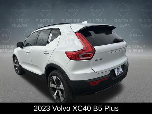 2023 Volvo XC40 B5 Plus Dark Theme