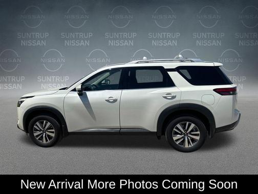 White 2024 Nissan Pathfinder SL