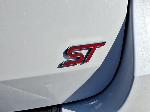 Star White Metallic Tri-Coat 2026 Ford Explorer ST