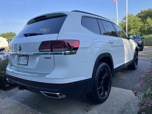 Pure White 2023 Volkswagen Atlas 3.6L SE w/Technology