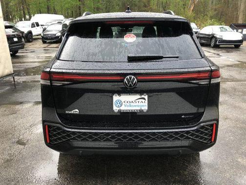 deep black pearl 2026 Volkswagen Tiguan 2.0T SE R-Line Black 4MOTION