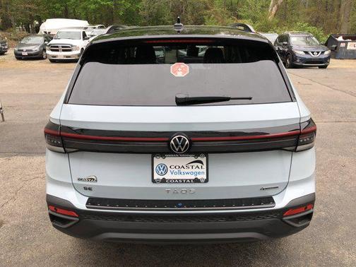 Monument Gray w/Deep Black Roof 2026 Volkswagen Taos SE Black