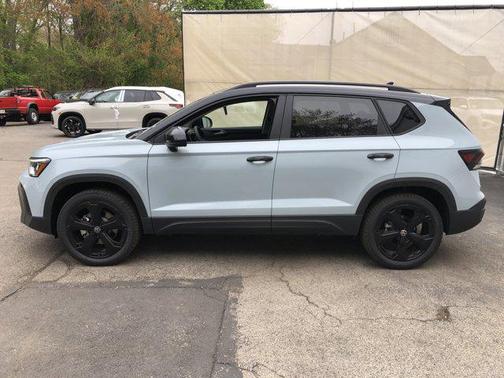 Monument Gray w/Deep Black Roof 2026 Volkswagen Taos SE Black