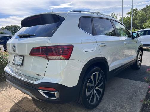 Pure White 2023 Volkswagen Taos 1.5T SE