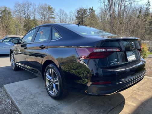 Deep Black Pearl 2023 Volkswagen Jetta 1.5T SE