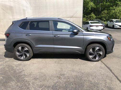Platinum Gray Metallic 2026 Volkswagen Taos SE