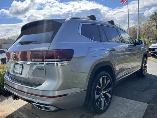 Silver Mist Metallic 2024 Volkswagen Atlas 2.0T SEL Premium R-Line 4MOTION