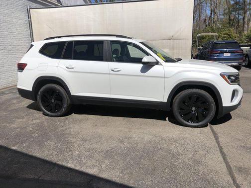 Opal White Pearl 2026 Volkswagen Atlas 2.0T SE w/Technology 4MOTION