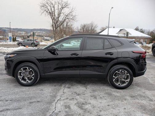 Mosaic Black Metallic 2026 Chevrolet Trax LT