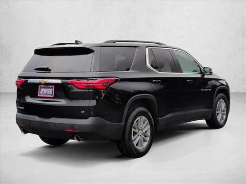 Mosaic Black Metallic 2022 Chevrolet Traverse LT Cloth